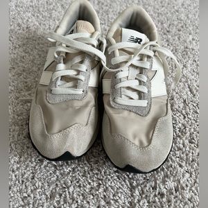 New Balance Beige 327 sneakers